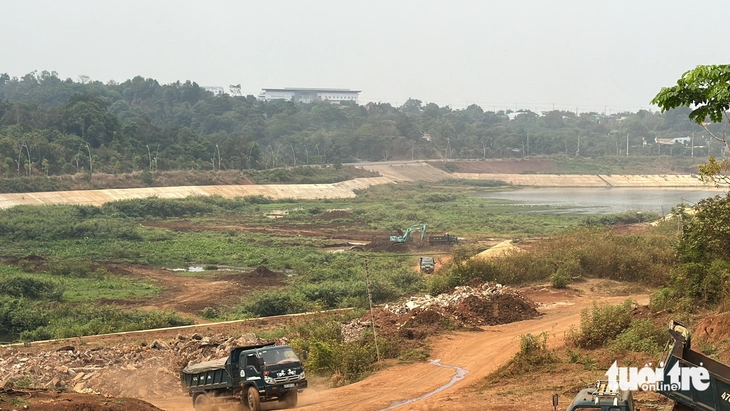 Rầm rộ múc đất lòng hồ thủy lợi, chở đi bán khắp nơi - Ảnh 2.