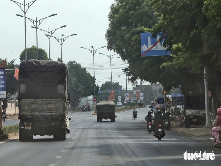 Rầm rộ múc đất lòng hồ thủy lợi, chở đi bán khắp nơi - Ảnh 4.