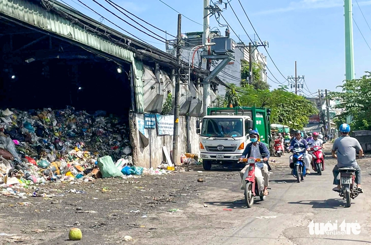Trạm rác Hiệp Bình ô nhiễm kéo dài, TP.HCM tiếp tục yêu cầu xử lý - Ảnh 1.