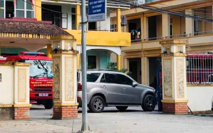 Xe tải làm đổ mỡ kéo dài trên đường khiến nhiều người đi xe máy bị trượt ngã   - Ảnh 2.