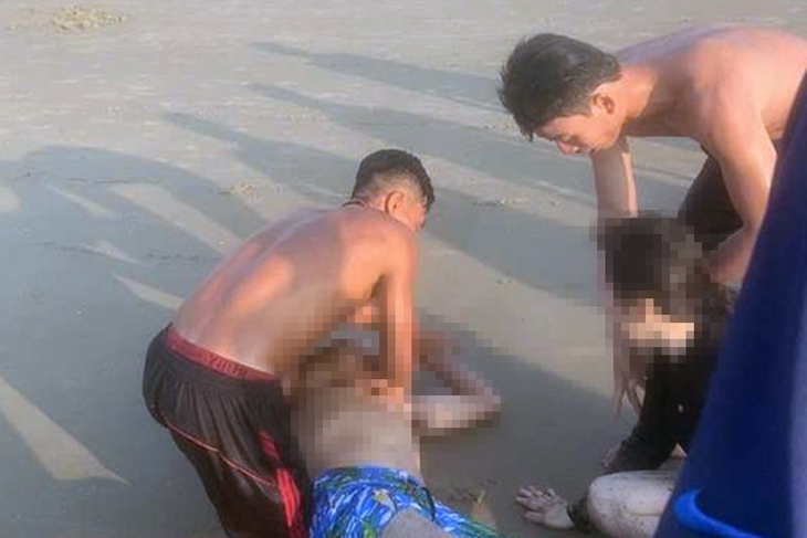 Hai du khách bị cuốn xa bờ khi tắm biển Vũng Tàu, được cứu kịp thời - Ảnh 1.