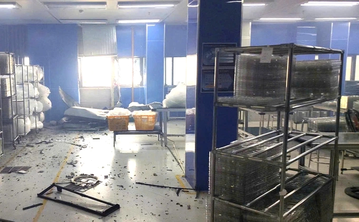 Cục nóng điều hòa phát nổ khi đang sửa chữa, 2 người bị thương - Ảnh 1. Nổ máy điều hòa khi đang sửa chữa, 2 người bị thương - Ảnh 1.