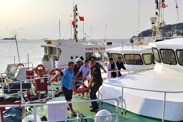 Đưa giám sát viên người Hàn Quốc từ tàu biển vào đất liền cấp cứu - Ảnh 1.