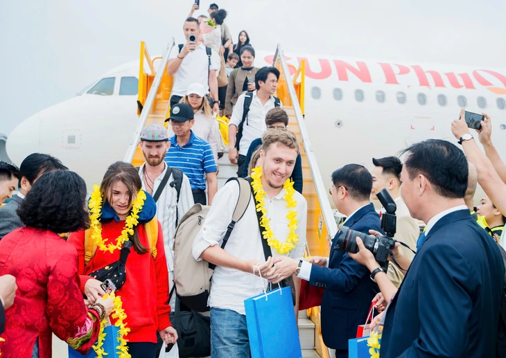 Hàng không tăng chuyến, Nha Trang đón làn sóng khách dịp lễ - Ảnh 1. Nha Trang - Ảnh 1.