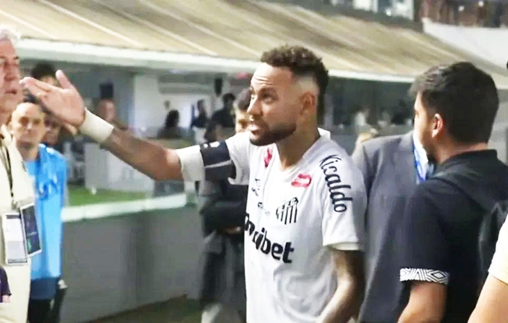 Bị la ó, Neymar quay sang ‘bật’ luôn CĐV nhà - Ảnh 1.