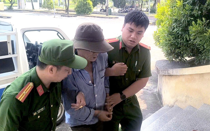 Gây thương tích, con chặn xe cứu thương chở nạn nhân để đập phá - Ảnh 4.
