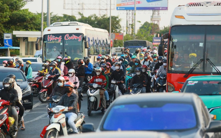 Công an TP.HCM làm gì để ngăn ‘xe dù, bến cóc’ dịp lễ 30-4? - Ảnh 2.