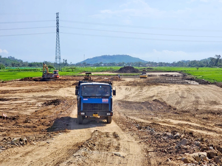 Quảng Ngãi lập tổ gỡ vướng bồi thường, 'khơi thông' loạt dự án ì ạch - Ảnh 1.