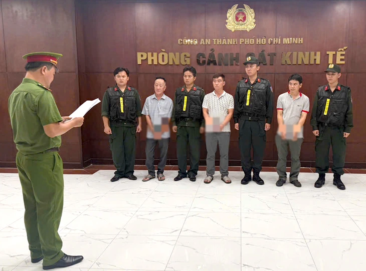 Công an TP.HCM bắt 3 người sản xuất thuốc giả, trộn paracetamol tiềm ẩn nguy cơ gây hại sức khỏe - Ảnh 1.