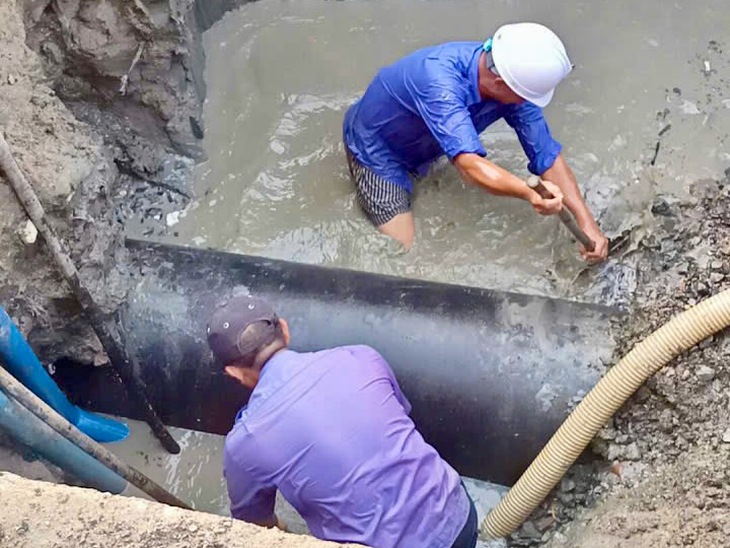 Nước đen như cà phê sau sự cố vỡ đường ống nước tại Phú Yên - Ảnh 2.