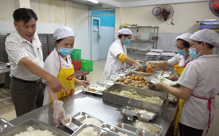 Vụ ngộ độc tại Trường Tiểu học: thức ăn nhiễm chéo, trong đó bánh flan và canh bắp cải nguy cơ cao - Ảnh 2.