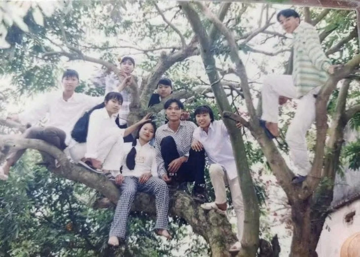 Vì sao 'trung bình thế hệ 8X, 9X ngày xưa hay leo cây chụp hình'? - Ảnh 1.