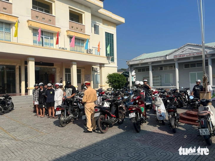 Công an làm việc với nhóm thanh niên chạy xe máy đùa giỡn, ném bột vào người đi đường - Ảnh 2.