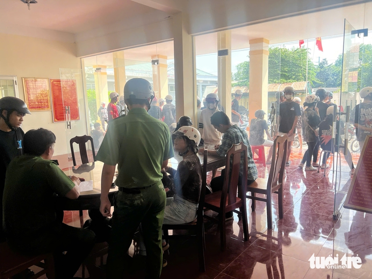 Công an làm việc với nhóm thanh niên chạy xe máy đùa giỡn, ném bột vào người đi đường - Ảnh 3.