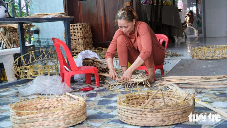 Tận dụng lục bình mọc hoang, chị em Đồng Tháp thêm thu nhập từ nghề đan lát - Ảnh 3.