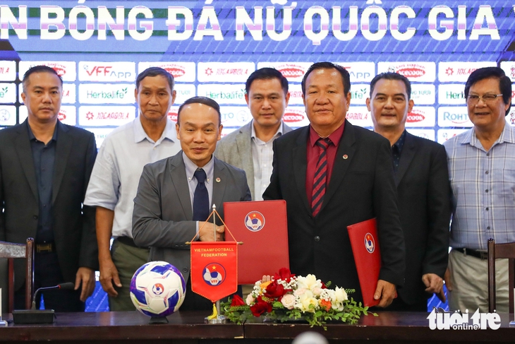 Lên dẫn dắt tuyển nữ Việt Nam, huấn luyện viên Hoàng Văn Phúc tri ân ông Mai Đức Chung - Ảnh 2.