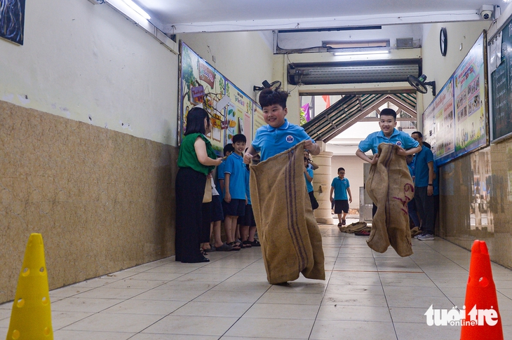Học sinh khuyết tật hào hứng kéo co, nhảy bao bố - Ảnh 5.