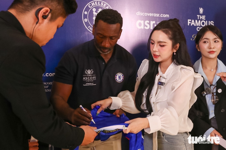 Huyền thoại Chelsea đến Việt Nam, đưa lời khuyên cho các tiền đạo - Ảnh 4.