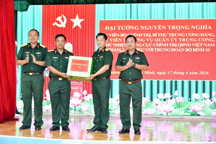 Đại tướng Nguyễn Trọng Nghĩa thăm, làm việc tại Trung đoàn 10, huyền thoại Đặc công Rừng Sác - Ảnh 3.