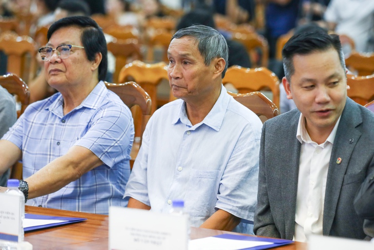 Lên dẫn dắt tuyển nữ Việt Nam, huấn luyện viên Hoàng Văn Phúc tri ân ông Mai Đức Chung - Ảnh 7.