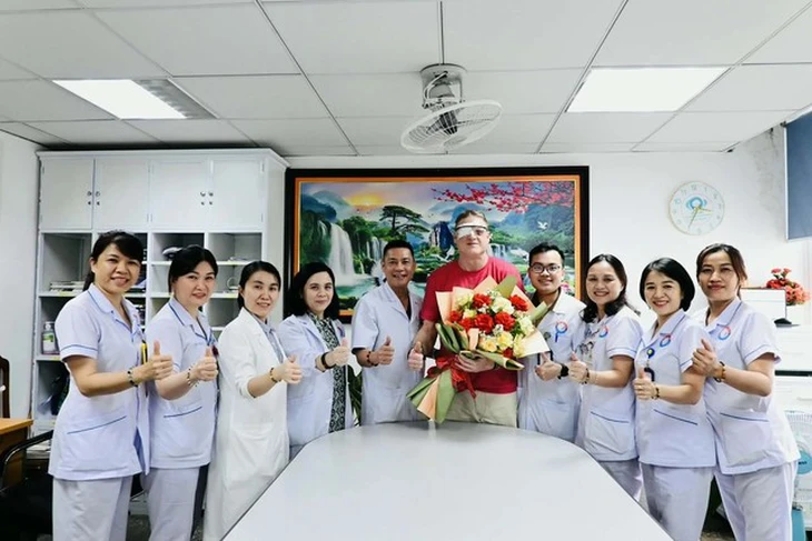 Đầu bếp Mỹ vượt nửa vòng Trái đất đến Quảng Trị thay thủy tinh thể - Ảnh 2.