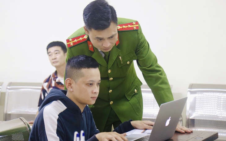 Bộ Công an đề xuất phân cấp cho công an xã quản lý tạm trú của người nước ngoài - Ảnh 2.