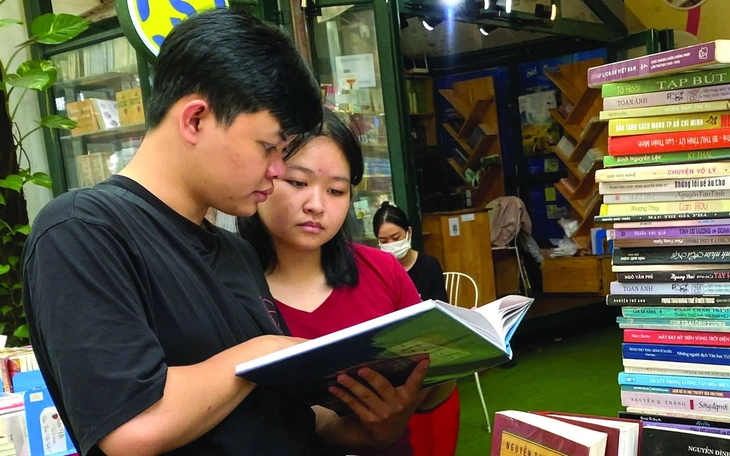 Lần đầu cư dân sống ở chung cư TP.HCM có hội sách ngay dưới nhà - Ảnh 3.