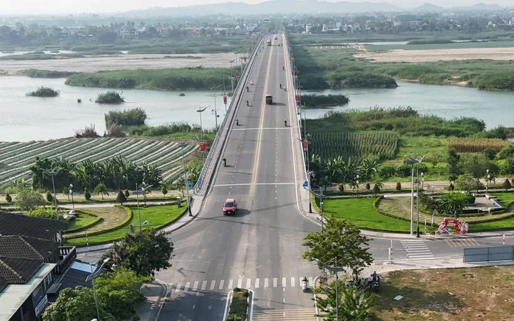 Giận chồng, bỏ dép, giấy "nhờ vớt xác" trên cầu rồi… bồng con đi chơi - Ảnh 3.
