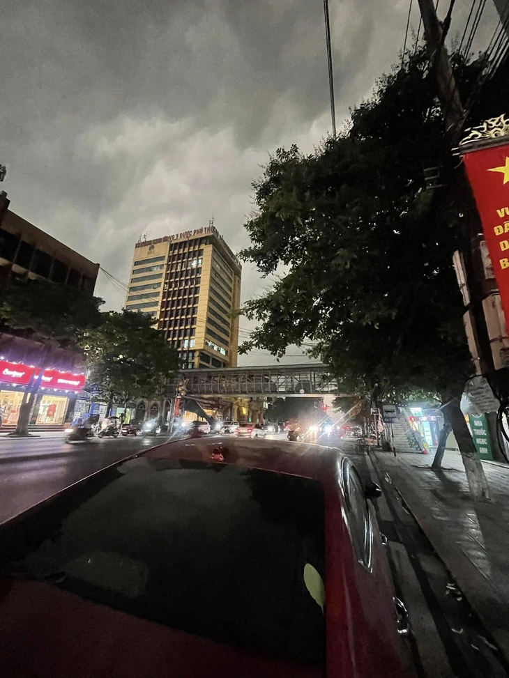 Ngày 17-4: Thái Nguyên, Phú Thọ, Bắc Ninh, Hà Nội... trời tối đen như mực, có nơi mưa to - Ảnh 4.