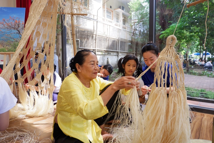 Bạn trẻ khuyết tật thích thú cùng trải nghiệm làm nghề thủ công - Ảnh 2.