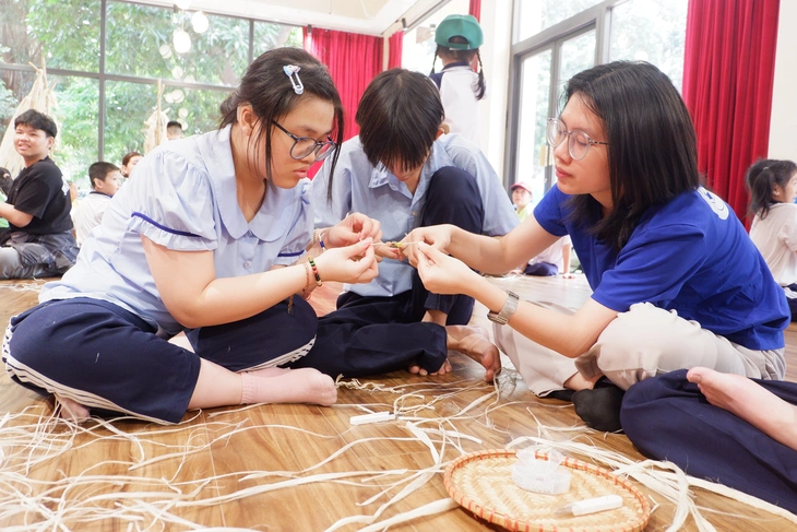 Bạn trẻ khuyết tật thích thú cùng trải nghiệm làm nghề thủ công - Ảnh 3.