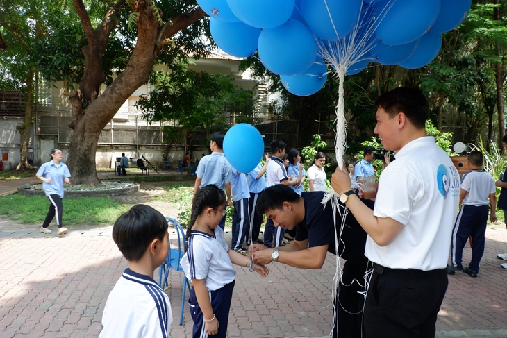 Bạn trẻ khuyết tật thích thú cùng trải nghiệm làm nghề thủ công - Ảnh 4.