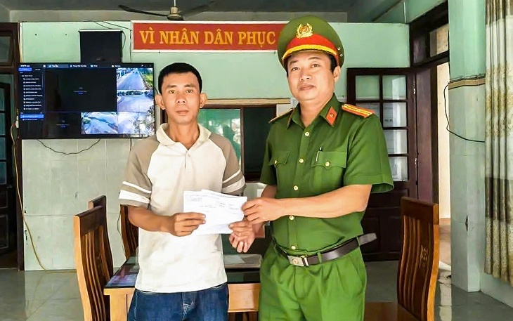 Công an phường hỗ trợ người phụ nữ ở Vĩnh Long nhận lại 50 triệu đồng chuyển nhầm - Ảnh 3.