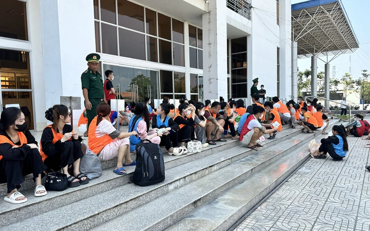 Tiếp nhận 15 công dân Việt Nam do Campuchia trao trả  - Ảnh 2.