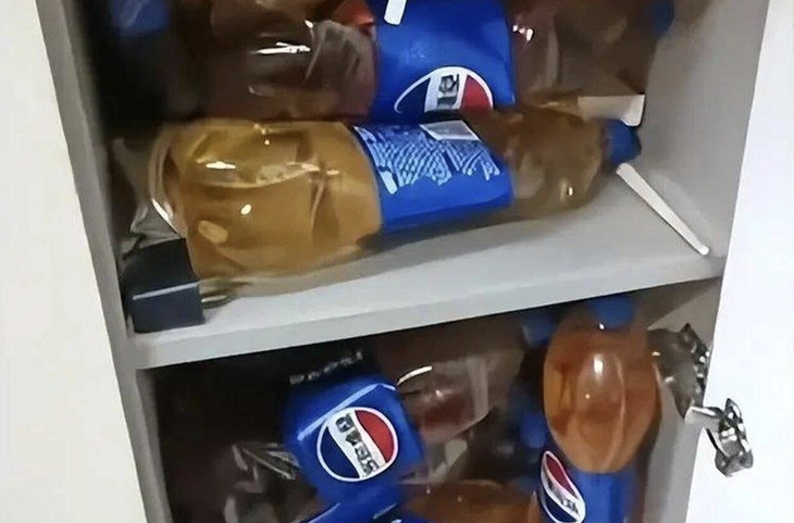 Chủ nhà 'đứng hình' khi khách trọ trữ hàng trăm chai nước tiểu - Ảnh 1.