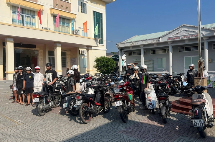 Xử lý 30 thanh, thiếu niên chạy xe máy đùa giỡn, ném bột vào người đi đường - Ảnh 2.