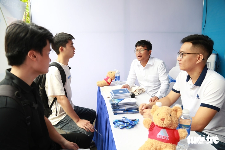 Sinh viên check-in tìm việc bằng hộ chiếu số tại ngày hội việc làm - Ảnh 2.