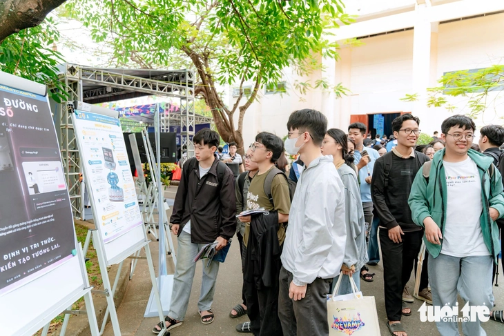 Sinh viên check-in tìm việc bằng hộ chiếu số tại ngày hội việc làm - Ảnh 3.