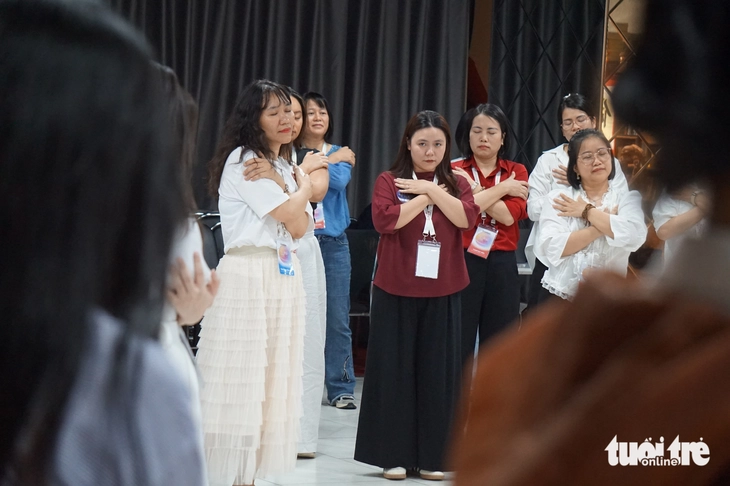 Khủng hoảng tâm lý, thứ làm dịu cơn đau không nằm trong màn hình - Ảnh 2.