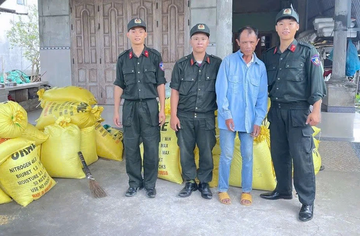 Đi làm nhiệm vụ về, thấy người khuyết tật khó nhọc gom lúa, cảnh sát cơ động dừng lại giúp - Ảnh 6.