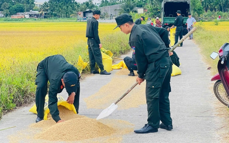 Cảnh sát cơ động cùng người dân mở 'con đường đoàn kết' dài 2,6km lên các cột mốc biên giới  - Ảnh 7.
