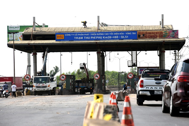 Đồng Nai bắt đầu tháo dỡ 2 trạm thu phí trên quốc lộ 51 - Ảnh 1.
