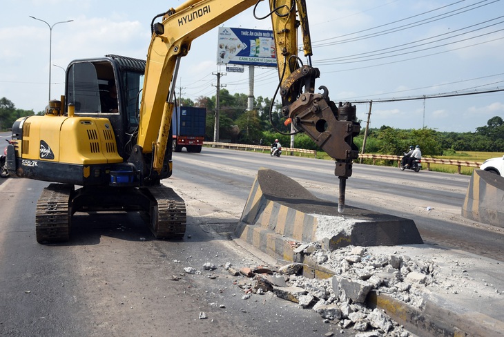 Đồng Nai bắt đầu tháo dỡ 2 trạm thu phí trên quốc lộ 51 - Ảnh 4.