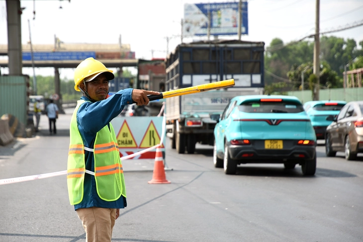 Đồng Nai bắt đầu tháo dỡ 2 trạm thu phí trên quốc lộ 51 - Ảnh 3.