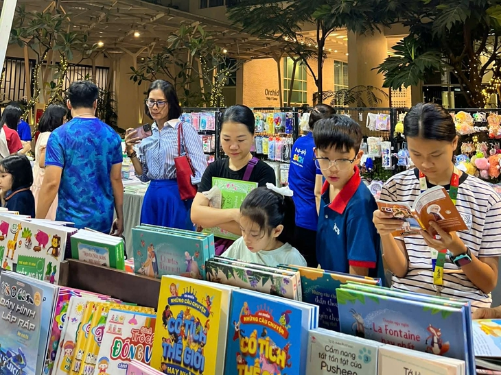 Lần đầu cư dân sống ở chung cư TP.HCM có hội sách ngay dưới nhà - Ảnh 3.