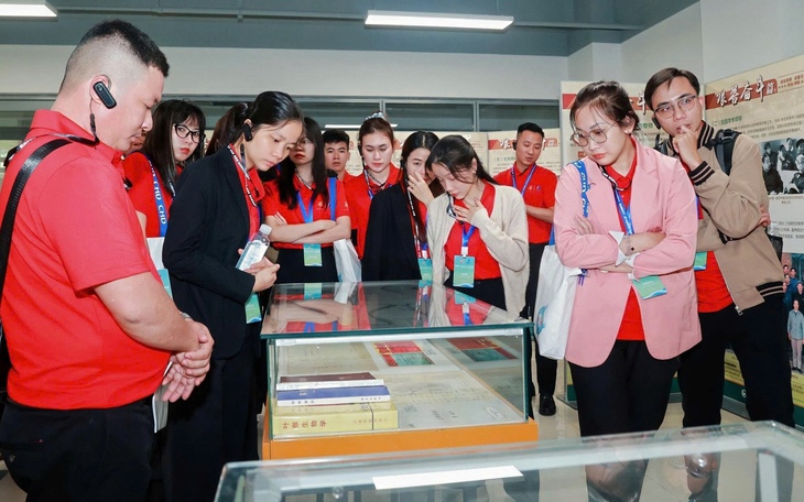 100 giáo viên, sinh viên Việt Nam tham gia "Hành trình đỏ" tại Quảng Tây, Trung Quốc - Ảnh 5.