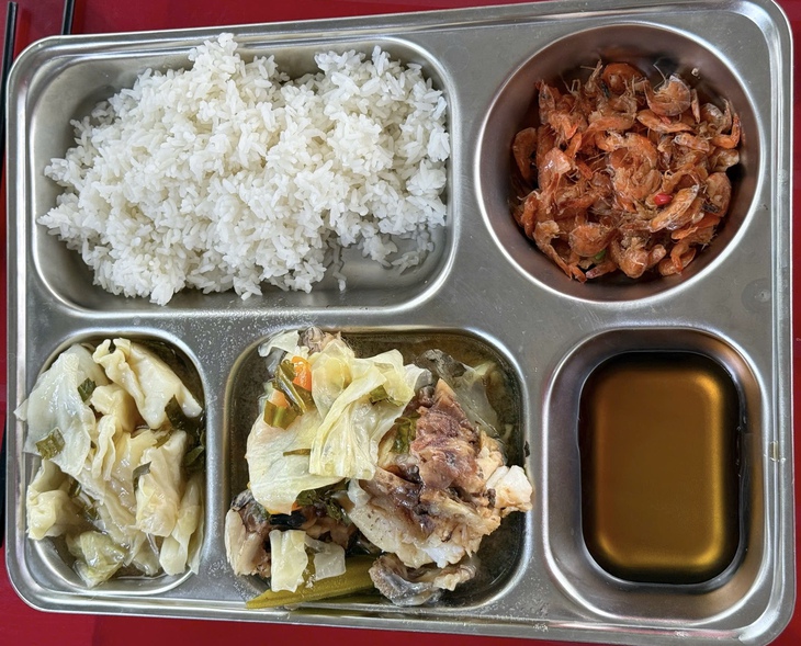 Quán cơm Yêu thương của 'đại gia' thủy sản miền Tây - Ảnh 2.