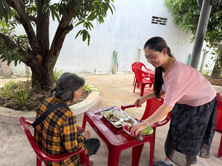 Quán cơm Yêu thương của 'đại gia' thủy sản miền Tây - Ảnh 3.