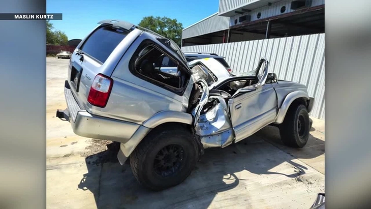 xe bị lật - Ảnh 3.