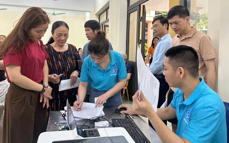 Bộ Nội vụ đề xuất bỏ quy định ủy quyền nhận lương hưu mỗi năm làm lại một lần - Ảnh 2.